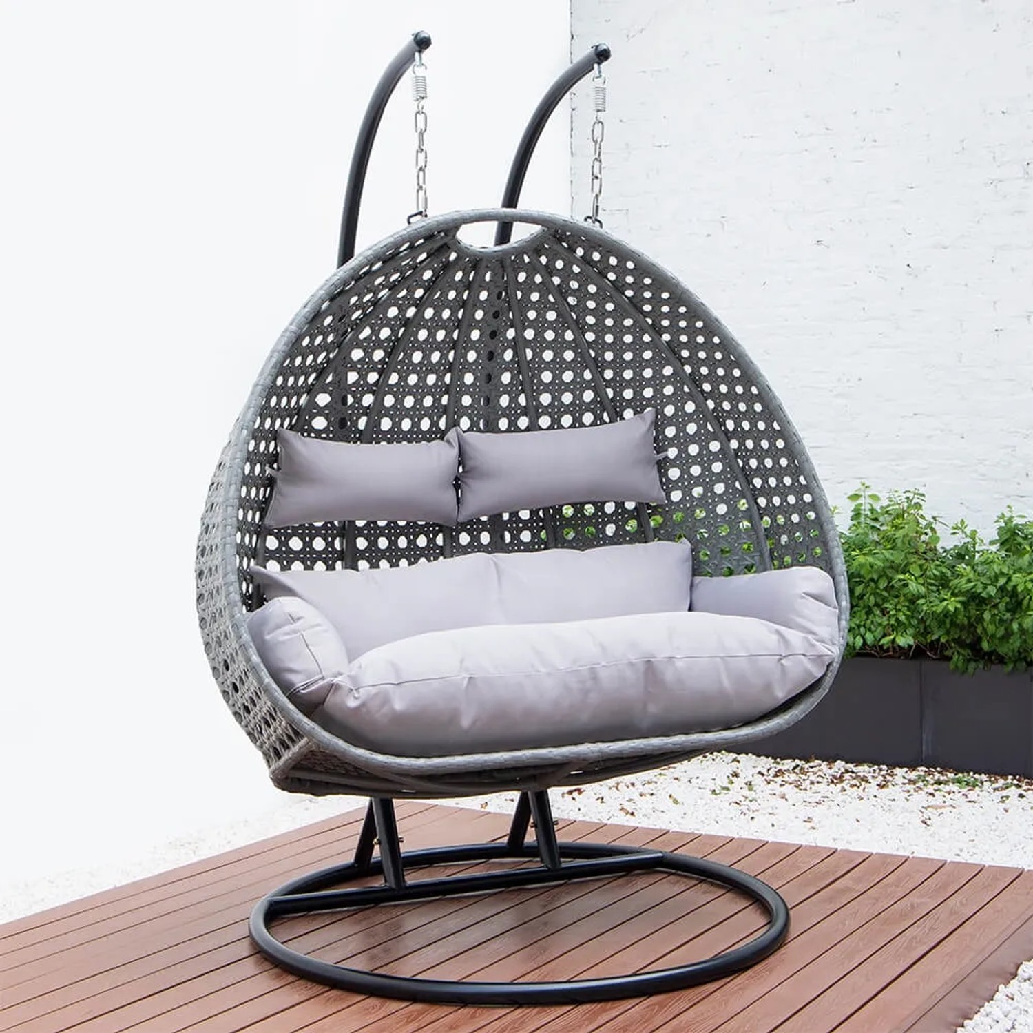 Grauer Home Deluxe Hängesessel Twin aus Polyrattan mit Kissen und Regenabdeckung.