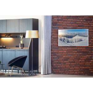 Könighaus Infrarotheizung mit Schneelandschaft an Backsteinwand im Wohnraum.