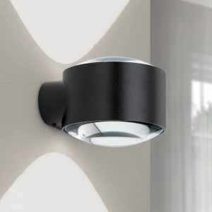 Schwarze Orion LED Außen Wandleuchte aus Aluminium, dimmbar, erzeugt Lichtkegel nach oben und unten an heller Wand.
