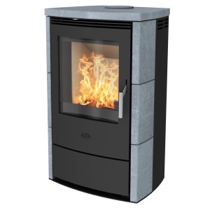 Schwarzer Fireplace Küchenofen Meltemi mit Specksteinverkleidung und brennendem Feuer.