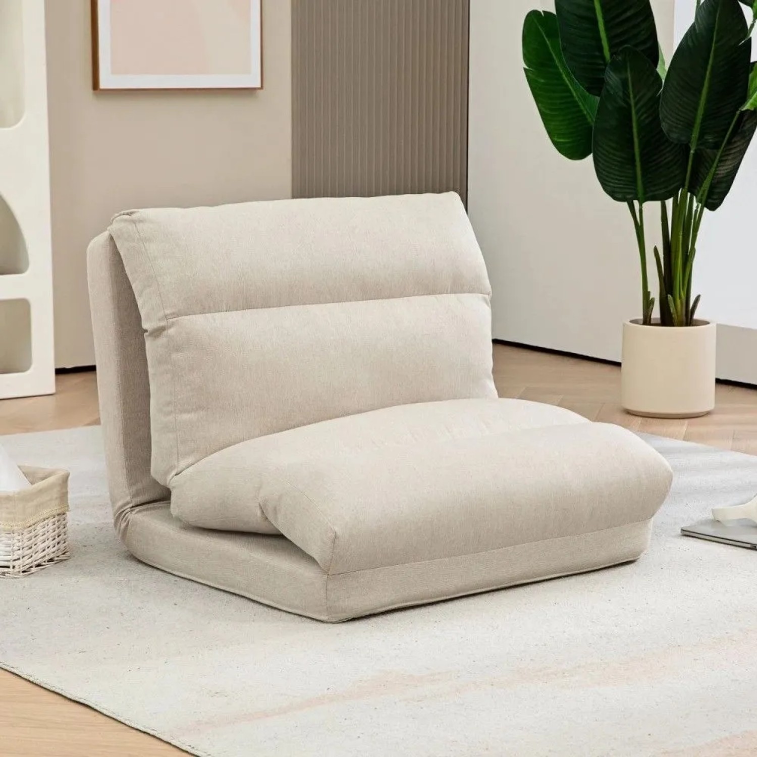 Beiger HOMCOM Bodenstuhl mit verstellbarer Rückenlehne, weich gepolstert, auf hellem Teppich. Ideal für Wohnzimmer.