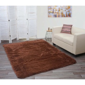 Dunkelbrauner MCW Teppich (230x160cm) mit weichem Flor im Wohnzimmer.
