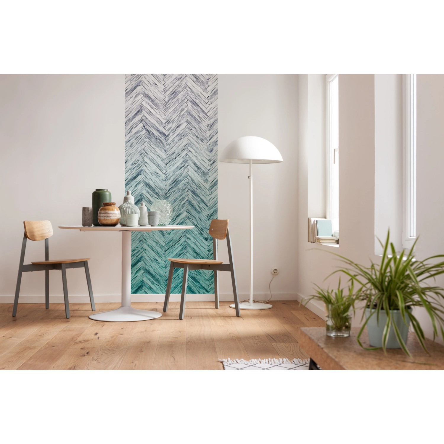 Komar Vlies Fototapete Herringbone Mint Panel, 100x250 cm im Wohnraum.