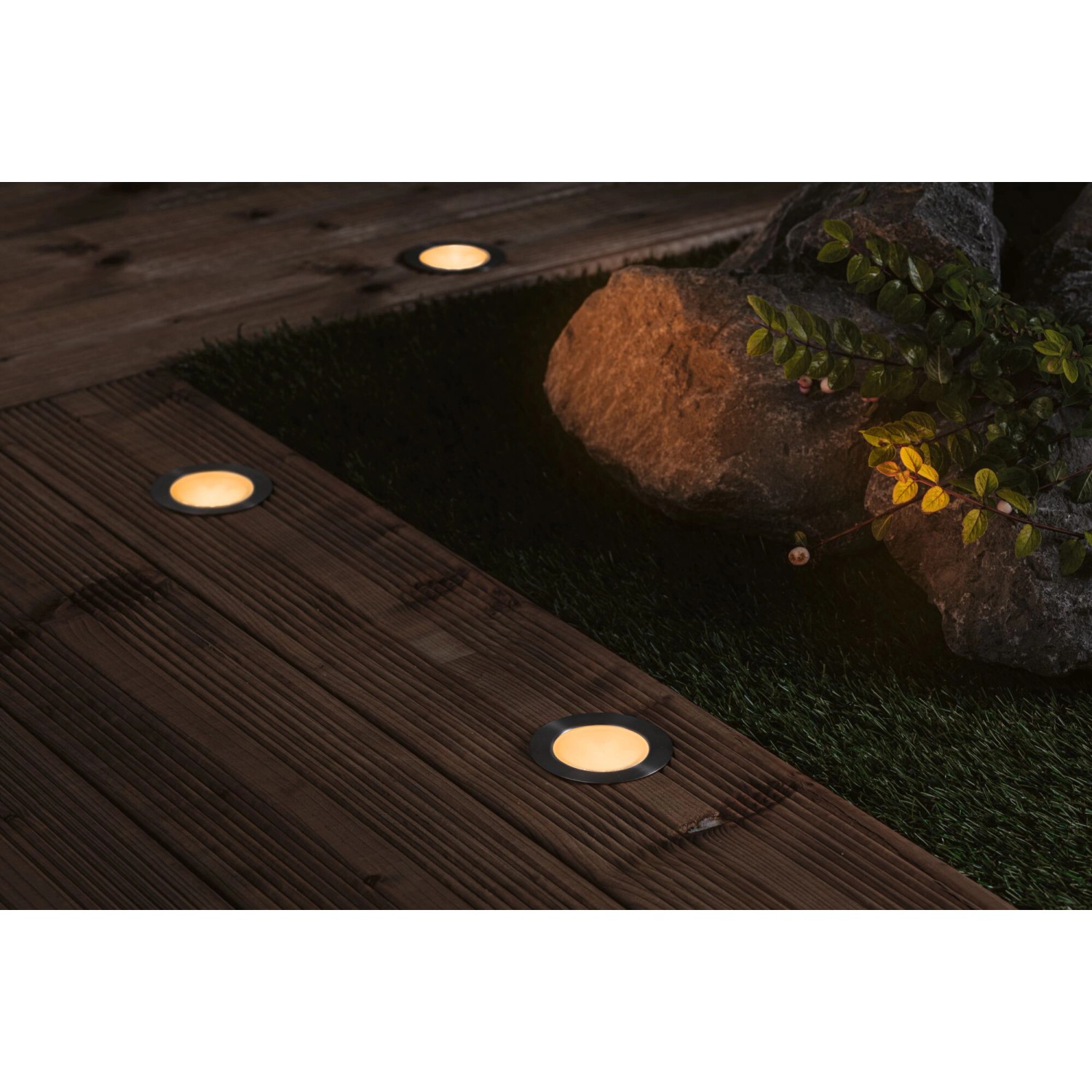 Paulmann LED Bodeneinbaustrahler Floor Plug & Shine im Garten auf Holzterrasse und Rasen.