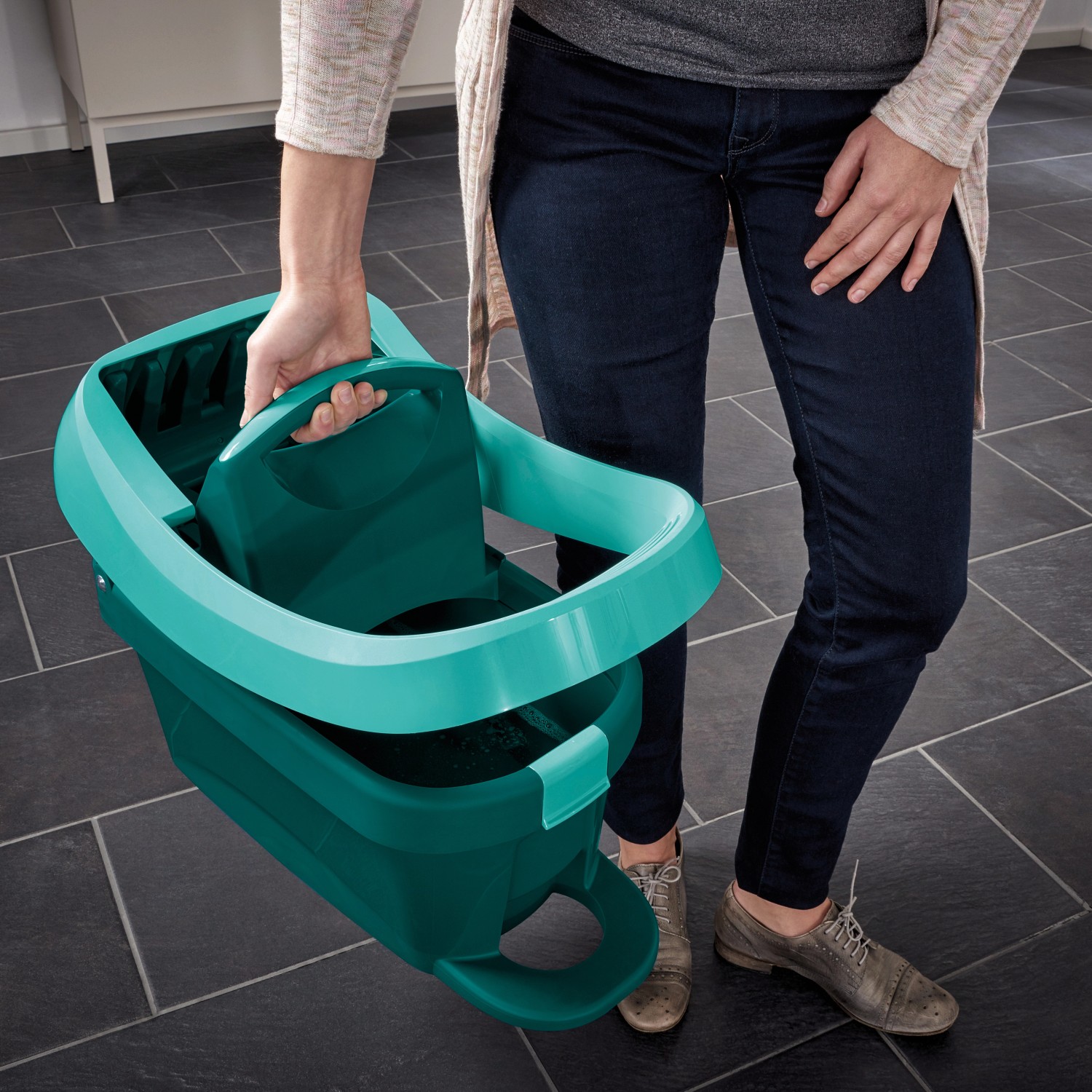 Leifheit Bodenwischer mit Wischtuchpresse, getragen von einer Person. Reinigungsgerät für Böden.