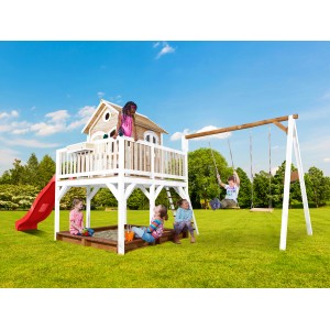 Axi Liam Spielhaus mit Doppelschaukel, rot-weiße Rutsche, Sandkasten und spielende Kinder im Garten.