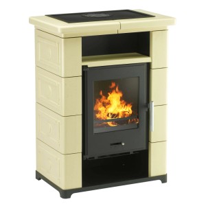 Beiger Kaminofen KF 108 Montafon mit Holzlager- und Warmhaltefach.