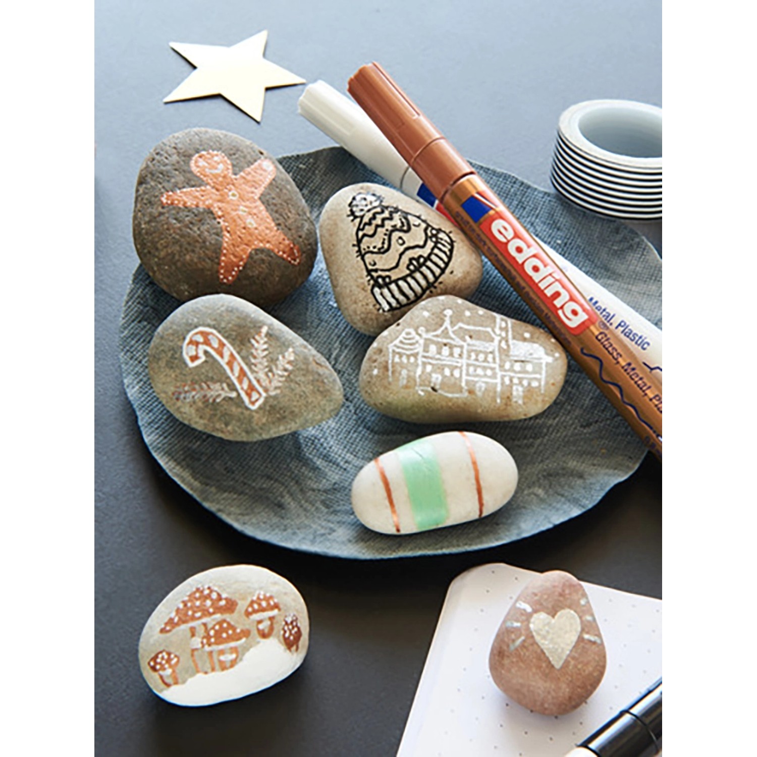 Bemalte Steine mit Edding Paintmarker E-750 Gold und anderen Stiften verziert.