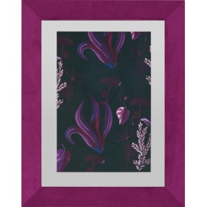 Magenta Bilderrahmen in Samtoptik Dark Wonder, 10x15 cm, mit floralem Muster.