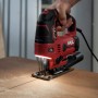 Skil Pendel-Stichsäge 4531GA in Rot/Schwarz beim Sägen mit LED-Beleuchtung.