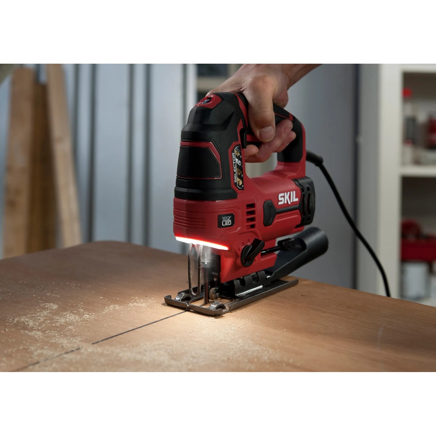 Skil Pendel-Stichsäge 4531GA in Rot/Schwarz beim Sägen mit LED-Beleuchtung.