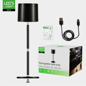 Schwarze LED Akku-Tischlampe mit USB-Kabel und Verpackung. Dimmbare Dekoleuchte für den Außenbereich.