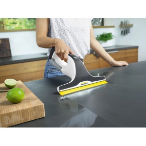 Kärcher Akku-Fensterreiniger WV 6 Plus P in Weiß-Schwarz bei der Reinigung einer dunklen Arbeitsplatte.