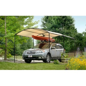 Sandfarbener ShelterLogic Carport mit Auto und Kajak im Garten.