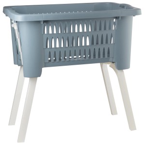 Blauer Wäschekorb mit weißen, ausklappbaren Beinen für erhöhte, rückenschonende Wäschepflege.