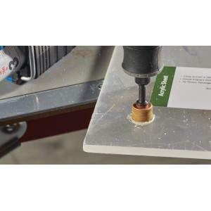Dremel 408DM MAX Schleifband/Lochbohrer in Aktion beim Bohren eines Lochs in eine Acrylplatte.