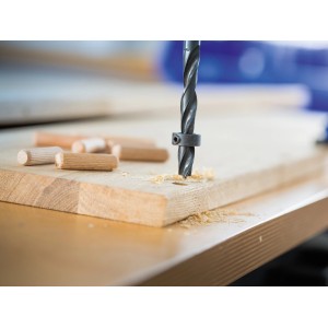 LUX Tiefenstopp-Set Classic, 3-teilig, im Einsatz: Bohrer mit Tiefenstellring bohrt in Holz.