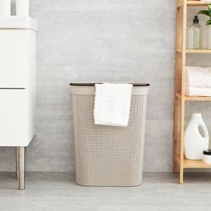 Rotho Wäschesammler Brisen, 50 l, Cappuccino mit Deckel und Handtuch im Badezimmer.