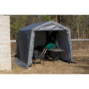 Graues Shelter Logic Metall-Gerätehaus 9 m² mit Gartentisch und Stühlen.