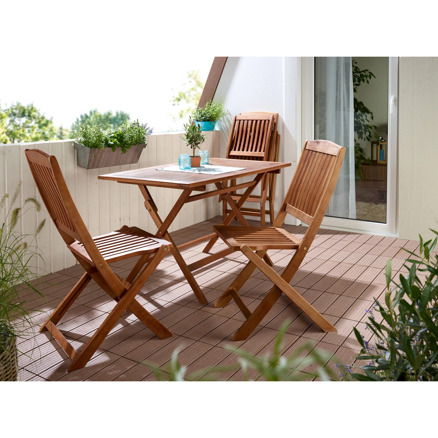 Klappstuhl Greenville aus FSC®-Holz mit Gartentisch auf Balkon. Gartenstuhl platzsparend.