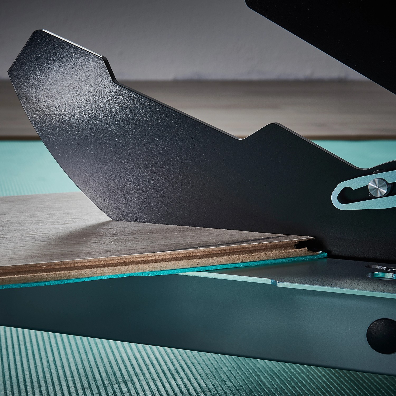 Wolfcraft VLC 1000 Vinyl- und Laminatschneider in Aktion, schneidet Laminat. Werkzeug zum Laminat verlegen.