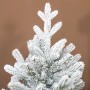 Nahaufnahme eines künstlichen Weihnachtsbaums mit dicht verschneiten grünen Zweigen. Perfekt für festliche Weihnachtsdekoration.