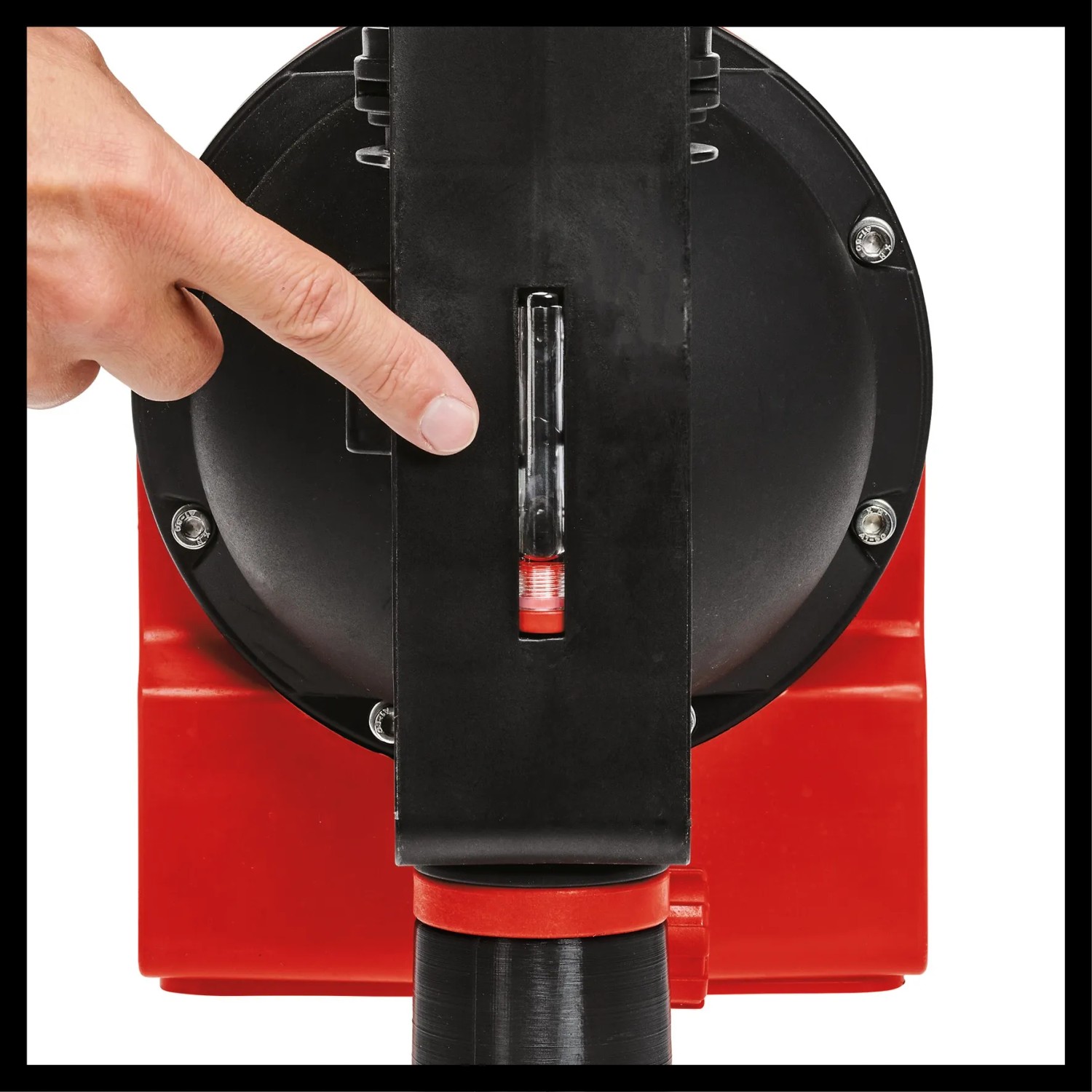 Detailaufnahme: Einhell Hauswasserautomat GE-AW 1142 FS mit Wasserstandsanzeige.