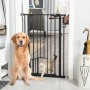 Schwarzes PawHut Haustiergitter mit Katzenklappe und Schließautomatik. Hund sitzt, Katze geht durch.