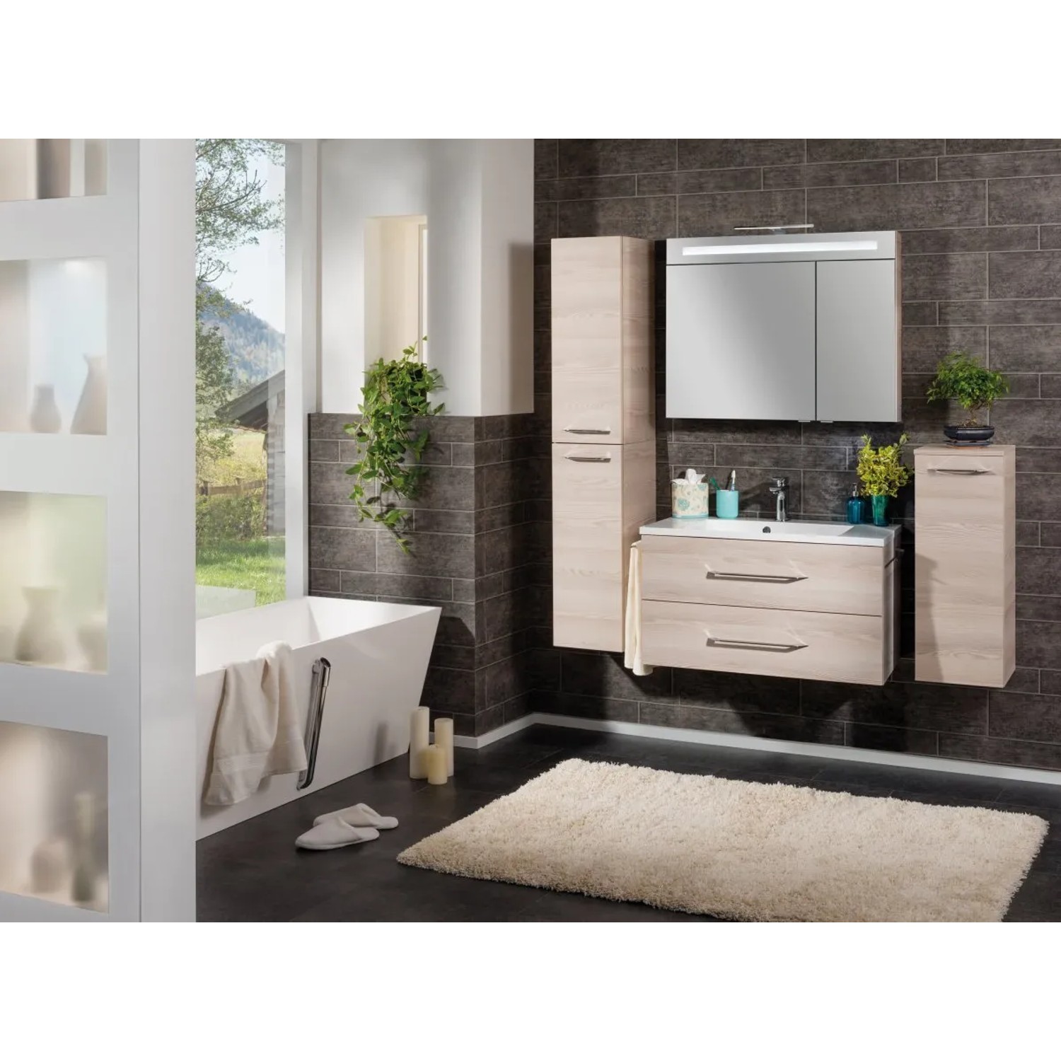 Fackelmann Bad-Hängeschrank B.Clever Alaska Esche, 30,5 cm breit, im Badezimmer Ambiente.