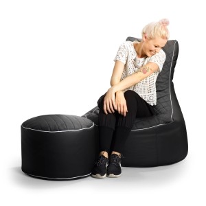 Sitting Point Sessel Swing Modo in Schwarz mit Fußhocker und sitzender Person.