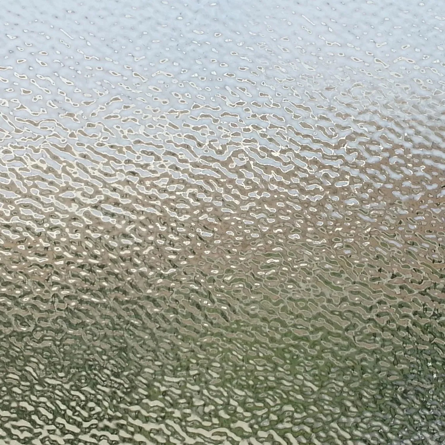 Detailaufnahme: Mandarin-Glasstruktur der Kunststoff-Nebeneingangstür K 301, für Sichtschutz und Lichtstreuung.