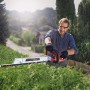 Einhell Akku-Heckenschere GE-CH 18/60 Li-Solo beim Heckenschneiden im Garten.