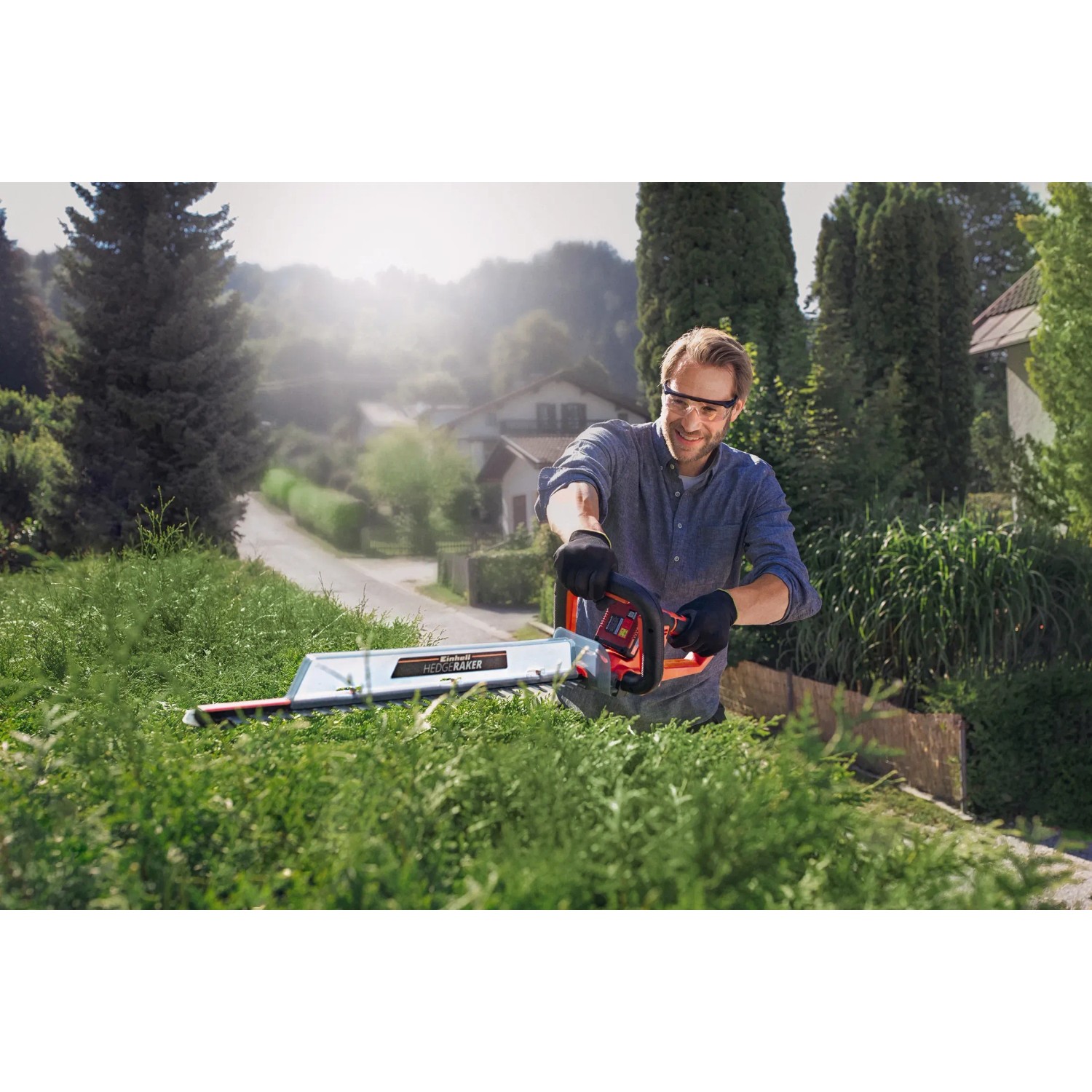 Einhell Akku-Heckenschere GE-CH 18/60 Li-Solo beim Heckenschneiden im Garten.