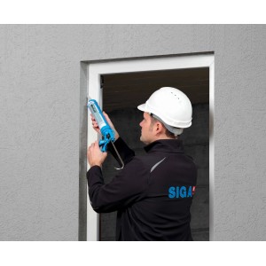 Anwendung von Siga Meltell 330 Dichtstoff (grau) an Fensterrahmen. Dämmstoffzubehör.