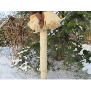 Eingewickelter Baumstamm mit Videx Schafwoll Wickelband in Wollweiß als Winterschutz.
