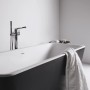 Freistehende Ideal Standard Badewanne Dea, oval, 170x75 cm, schwarz matt mit Armatur und Handtuch.