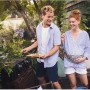 Campingaz Gas-Tischgrill Attitude 2100 LX beim Grillen im Garten mit Familie.