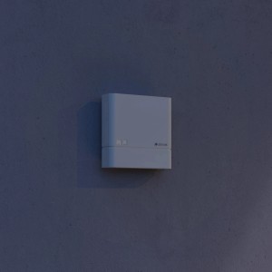 Weißer Steinel Dämmerungsschalter NightmatiQ an grauer Wand. Bewegungsmelder für Außenbeleuchtung.