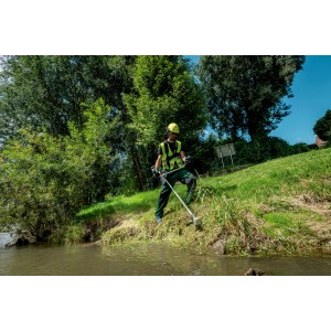 Mann arbeitet mit Metabo Akku-Freischneider FSB 36-18 LTX BL 40 am Ufer.