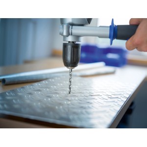 Metallbohrer bohrt Loch in Metallplatte. LUX HSS-G Bohrer, Ø 3,2 mm.