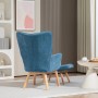 Blauer Kord-Ohrensessel mit Hocker, Holzbeine, von hinten links im Wohnzimmer. Komfortabler Loungesessel.