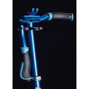 Blauer Six Degrees Aluminium Scooter Lenker mit schwarzen Griffen und Klappmechanismus. Höhenverstellbar, Sport & Fitnessgerät.