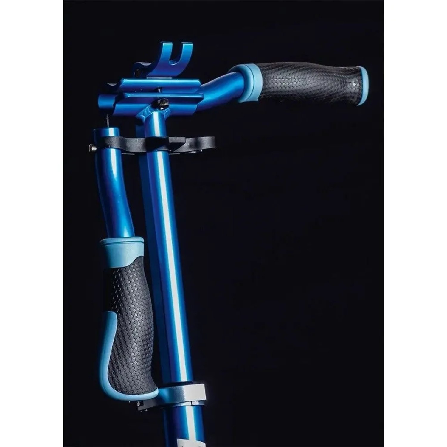 Blauer Six Degrees Aluminium Scooter Lenker mit schwarzen ergonomischen Griffen und Klappmechanismus. Höhenverstellbar.