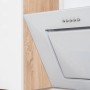 Detailansicht der weißen Respekta Premium Küchenzeile mit Dunstabzugshaube und Eiche Sägerau Elementen.