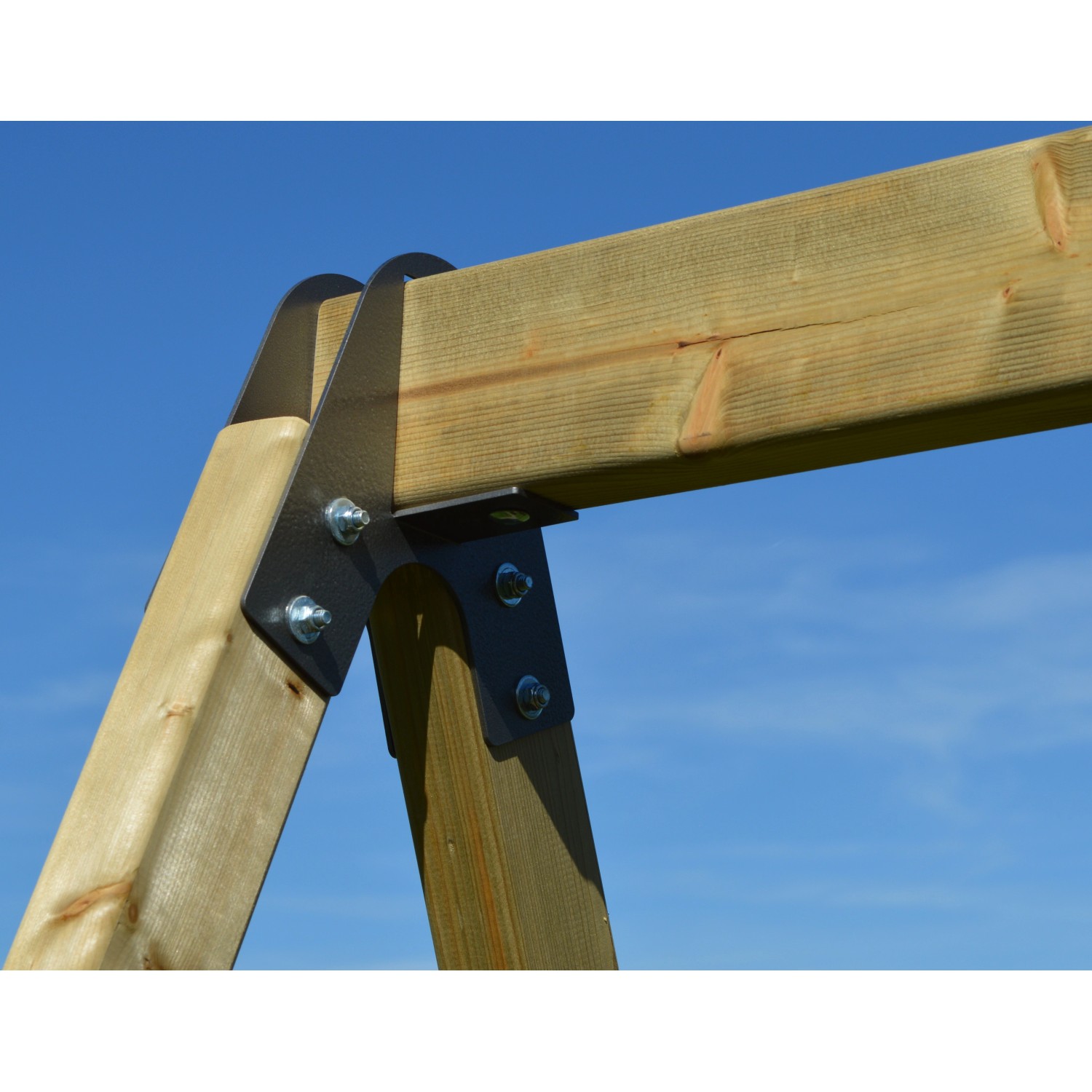 Detailaufnahme: Holzkonstruktion mit Metallverbindungen des Wendi Toys Kinderspielturm Flamingo.