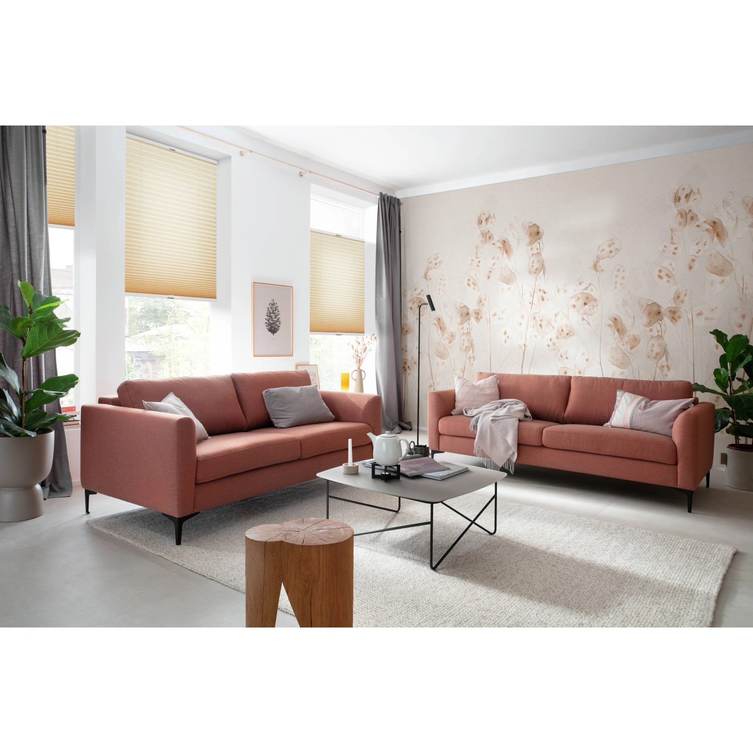 Beige Schöner Wohnen Plissee Milla, 120x130cm, vor Fenstern im Wohnraum.