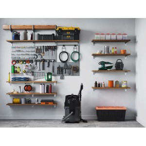 Werkstatt mit Regalen und Metall-Konsolen zur Wandmontage.