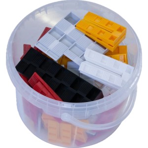 61-teiliges Montagekeile Set im Eimer, verschiedene Farben und Größen für Fenster-Zubehör.