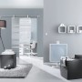 Novadoors Schiebetürsystem Nova 418 Edelstahloptik, Glastür mit horizontalen Streifen im Wohnraum.