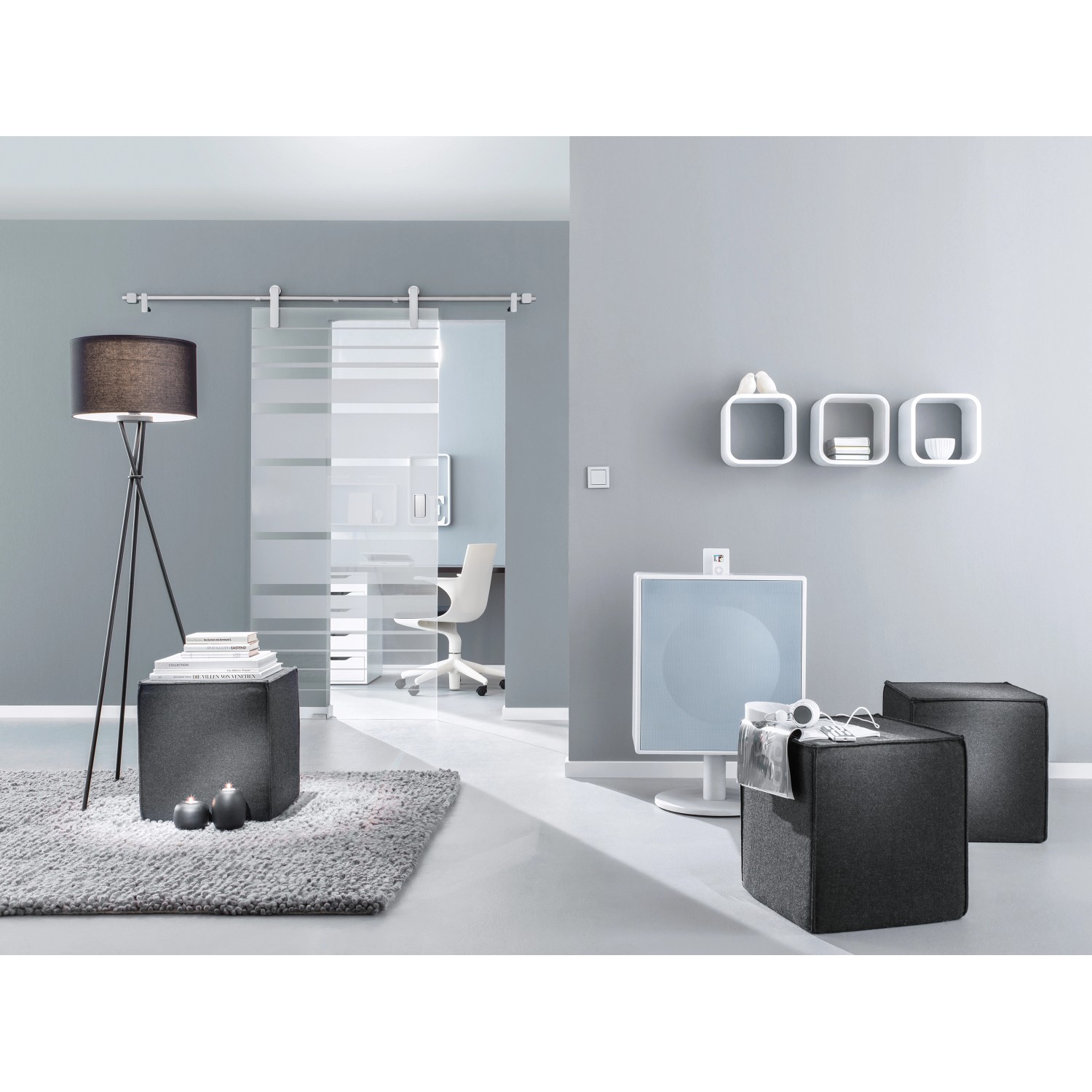 Novadoors Schiebetürsystem Nova 418 Edelstahloptik, Glastür mit horizontalen Streifen im Wohnraum.